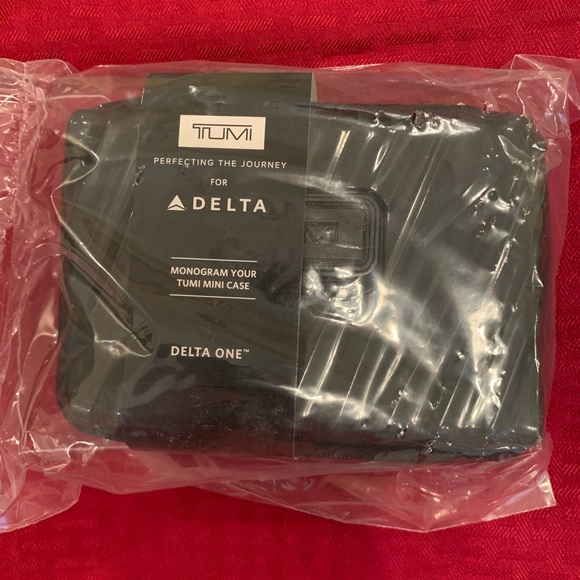 NEW Delta One TUMI Hard Case Amenity Kit In Black - Picture 2 of 8